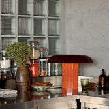 Imagem de ambiente do candeeiro de mesa Montera JH42 amber and ruby - &tradition